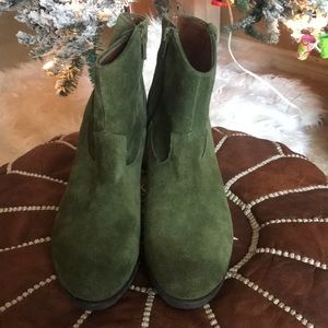 SUPER CUTE AND COMFY! Gorgeous army green color.